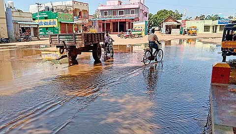 பத்திரகாளியம்மன் கோவில் முன்பு தண்ணீர் குளம் போல் தேங்கி கிடக்கும் காட்சி.