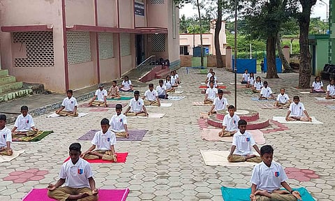 அரசு பழங்குடியினர் பள்ளியில் சர்வதேச யோகா தினம் கொண்டாட்டம்