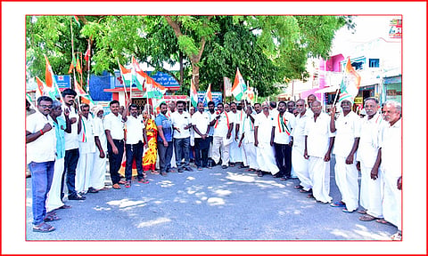 ஆர்ப்பாட்டத்தில் ஈடுபட்ட காங்கிரசார்.