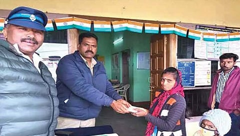 கோத்தகிரியில் சாலையில் கிடந்த கைப்பை மற்றும் ஆவணத்தை உரியவரிடம் ஒப்படைத்த போலீசார்