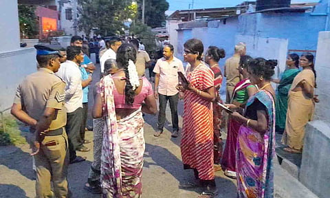 பல்லடம் போலீசார் பொதுமக்களிடம் பேச்சுவார்த்தை நடத்திய காட்சி