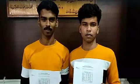 ஒரே மாதிரி மதிப்பெண் இரட்டையர்களை படத்தில் காணலாம்