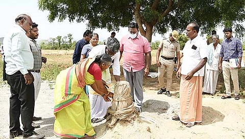 ஆழ்துளை கிணறு அமைக்கப்பட்டுள்ள பகுதியை கலெக்டர் முரளிதரன் பார்வையிட்டு ஆய்வு செய்தார்.