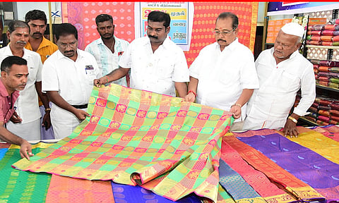 விழுப்புரத்தில் பட்டு சேலை விற்பனை மற்றும் கண்காட்சி தொடங்கியது. 