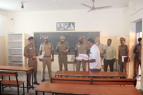 விழுப்புரம் மாவட்டத்தில் நாளை நடைபெறவுள்ள எழுத்து தேர்வு மையத்தை போலீஸ் டி.ஐ.ஜி. பாண்டியன், மாவட்ட போலீஸ் சூப்பிரண்டு ஸ்ரீநாதா நேரில் பார்வையிட்டனர்.