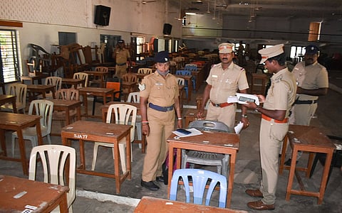 மேஜைகள் வரிசைப்படுத்தும் பணியில் போலீசார் ஈடுபட்டு வருகின்றனர்.