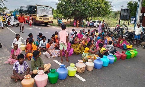 குடிநீர் கேட்டு பொதுமக்கள் காலிகுடங்களுடன் சாலை மறியல்