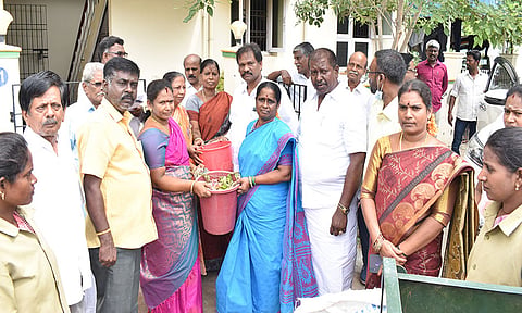 கடலூர் குண்டு உப்பலவாடி பத்மாவதி நகரில் வீடு வீடாக சென்று தரம் பிரித்து வைக்கப்பட்டு இருந்த மக்கும் குப்பை மற்றும் மக்காத குப்பை சேகரிக்கும் பணியை மாநகர மேயர் சுந்தரி ராஜா தொடங்கி வைத்தார். அருகில் துணை மேயர் தாமரைச்செல்வன் நகர தி.மு.க. செயலாளர் ராஜா உள்ளார்.