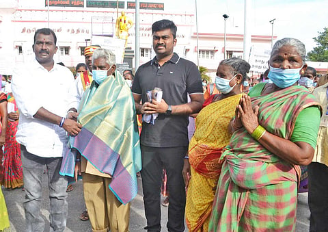 தூய்மைப் பணியாளர்களுக்கு சால்வை அணிவித்து கவுரவித்த துணை மேயர் ராஜூ. அருகில் மாநகராட்சி கமிஷனர் சிவ கிருஷ்ணமூர்த்தி.