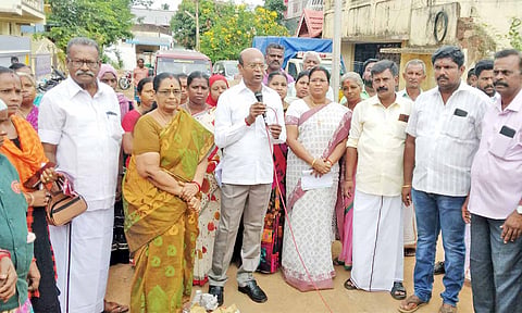 தூய்மை இயக்கம் பணிகள் குறித்து மண்டல பேரூராட்சிகள் உதவி இயக்குநர் கனகராஜ் பேசினார்.