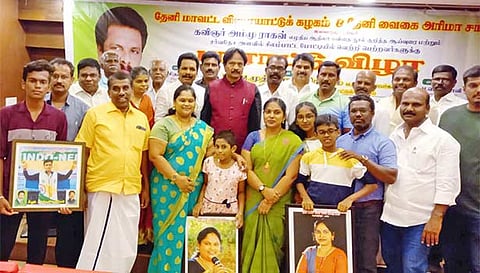 சிலம்பாட்ட போட்டியில் வெற்றி பெற்றவர்களுக்கு பாராட்டு விழா நடைபெற்றது.