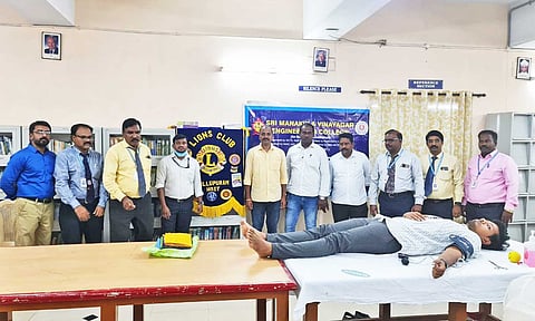 சிறப்பு ரத்ததான முகாம் நடைபெற்ற காட்சி.