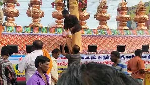 நன்செய் இடையார் மாரியம்மன் கோவிலில் இருந்து சமயபுரம் மாரியம்மன் கோவிலுக்கு ராஜகோபுர 7 கலசங்கள் அலங்கரிக்கப்பட்ட வாகனத்தின் மூலம் வந்தபோது எடுத்த படம்.
