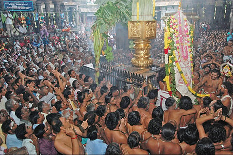 சிதம்பரம் நடராஜர் கோவிலில் ஆனி திருமஞ்சன திருவிழா இன்று காலை கொடி ஏற்றத்துடன் தொடங்கியது.