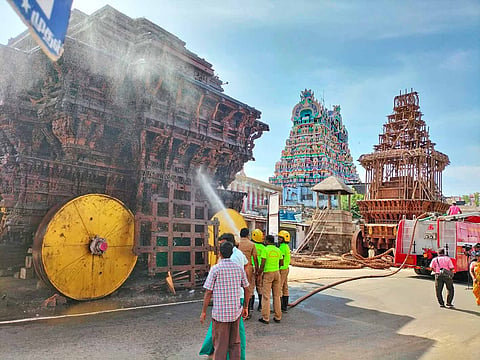 தேரை சுத்தப்படுத்தும் பணி நடைபெற்ற போது எடுத்தபடம்.