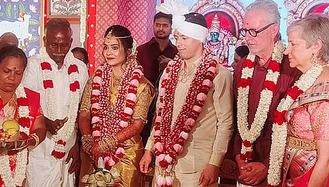 பிரான்ஸ் நாட்டு மணமகனுக்கு, மகளை தாரை வார்த்துக்கொடுத்த பெற்றோர்.