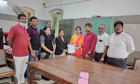 மக்கள் நீதிமன்றம் மூலம் இணைந்த தம்பதியினரை படத்பதில் காணலாம்
