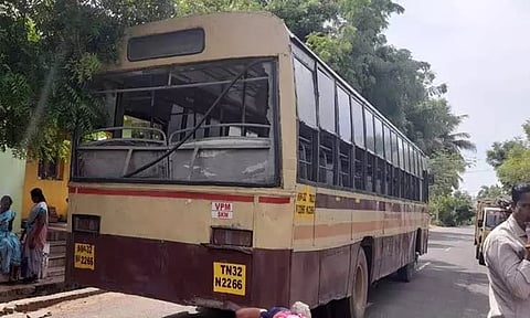  கல்வீசி உடைக்கப்பட்ட அரசு பஸ்சை படத்தில் காணலாம். 