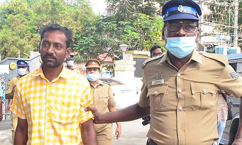 கலெக்டர் அலுவலகத்துக்கு விஷம் குடித்த நிலையில் வந்த கோபாலகிருஷ்ணனை போலீசார் ஆஸ்பத்திரிக்கு அழைத்துச் சென்ற காட்சி.