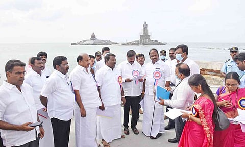கன்னியாகுமரியில் இன்று காலை சட்டமன்ற பொதுகணக்கு குழுவினர் ஆய்வு செய்த காட்சி.