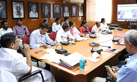 வனத்துறை அமைச்சர் கா.ராமசந்திரன் தலைமையில் ஆய்வுக் கூட்டம் 