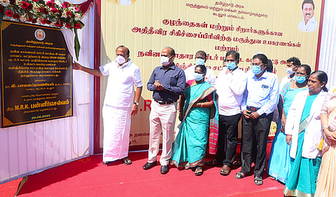 கடலூர் அரசு மருத்துவமனையில் புதிதாக அமைக்கப்பட்டுள்ள கட்டுப்பாட்டு அறையை வேளாண்மைத்துறை அமைச்சர் எம்.ஆர்.கே. பன்னீர்செல்வம் திறந்து வைத்தார். அருகில் கலெக்டர் பாலசுப்ரமணியம், மருத்துவ மனை துணை இயக்குனர். டாக்டர் ரமேஷ் பாபு, மேயர் சுந்தரி ராஜா, துணை மேயர் தாமரைச்செல்வன் உள்ளனர்.