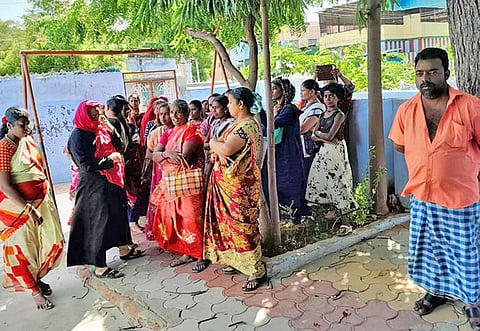 போராட்டத்தில் ஈடுபட்டவர்களை படத்தில் காணலாம்.