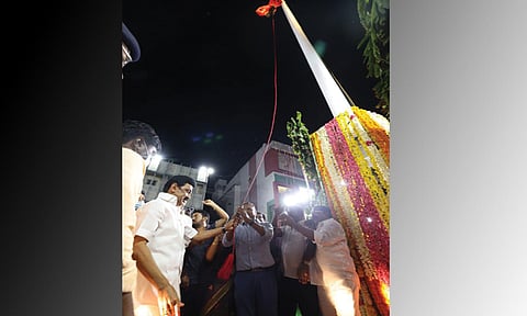 முதல் அமைச்சர் மு.க.ஸ்டாலின் தி.மு.க. கொடி ஏற்றி வைத்தார்