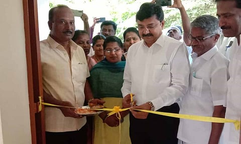 பொள்ளாச்சி எம்.பி., கு.சண்முகசுந்தரம் திறந்து வைத்த காட்சி