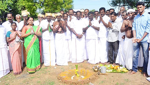 சமுதாயக்கூடம் கட்ட பூமி பூஜை நடைபெற்றது.