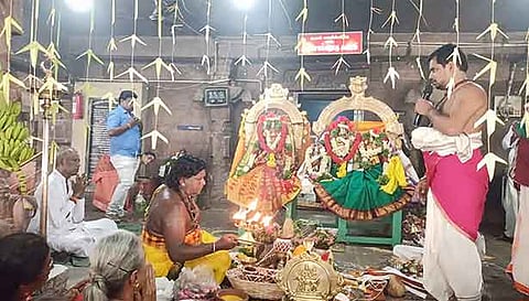 கொடியேற்றத்தை முன்னிட்டு சுவாமி-அம்பாள் சிறப்பு அலங்காரத்தில் காட்சியளிக்க, சிவாச்சாரியார்கள் யாகம் வளர்த்து பூஜை நடத்தினர்.