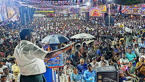 மதுரை புதூரில் நடந்த பொதுக்கூட்டத்தில் விடுதலை சிறுத்தைகள் கட்சி தலைவர் தொல். திருமாவளவன் பேசிய போது எடுத்த படம்.