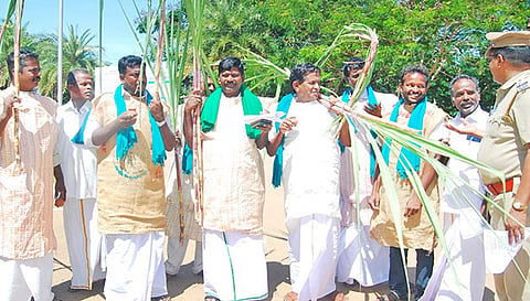 தஞ்சை கலெக்டர் அலுவலகம் முன்பு விவசாய சங்க நிர்வாகிகள் கையில் கரும்புடன் நூதன போராட்டத்தில் ஈடுபட்டனர்.