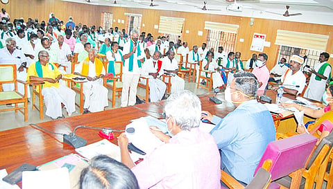 தஞ்சை கலெக்டர் அலுவலகத்தில் விவசாயிகள் குறைதீர்க்கும் கூட்டம் கலெக்டர் தினேஷ் பொன்ராஜ் ஆலிவர் தலைமையில் நடந்தது.