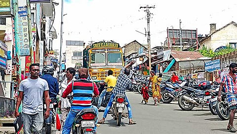கொடைக்கானலின் பிரதான அண்ணா சாலையில் கடும் போக்குவரத்து நெரிசல் ஏற்பட்டுள்ளது.