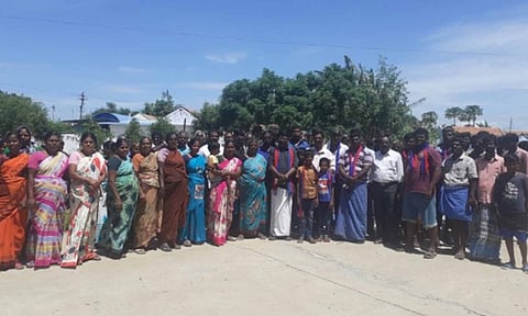 போராட்டத்தில் ஈடுபட்ட பொதுமக்கள்.
