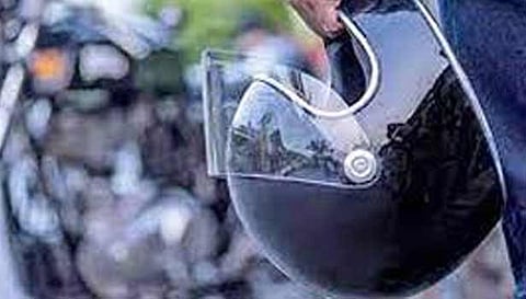 ஹெல்மெட் அணியாமல் மொபட்டை ஓட்டிய பெண்ணுக்கு போலீஸ் வலைவீச்சு
