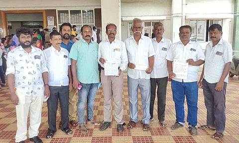 மனு கொடுக்க வந்த பொதுமக்கள். 