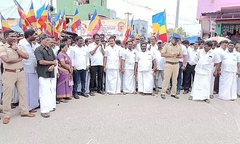 ரிஷிவந்தியத்தை தாலுகாவாக அறிவிக்க வலியுறுத்தி பா.ம.க., சார்பில் ஆர்ப்பாட்டம் நடைபெற்றது.