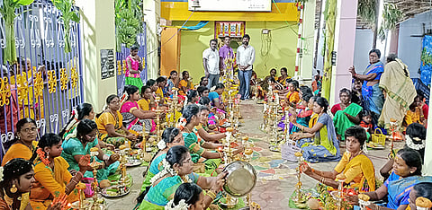 திருவிளக்கு பூஜையில் கலந்து கொண்டவர்கள்.