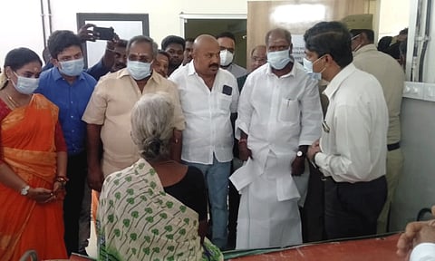 காரைக்கால் அரசு ஆஸ்பத்திரியில் சிகிச்சை பெற்று வரும் நோயாளிகளை முதல்-அமைச்சர் ரங்கசாமி சந்தித்து ஆறுதல் கூறிய காட்சி. அருகில் சபாநாயகர் ஏம்பலம் செல்வம், அமைச்சர் சந்திரபிரியங்கா, பி.ஆர்.சிவா எம்.எல்.ஏ. உள்ளனர்.