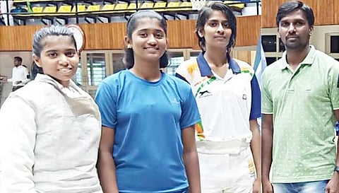 வாள்வீச்சு போட்டிக்கு தேர்வு பெற்றுள்ள தமிழக வீராங்கனைகளுடன் பயிற்சியாளர் செல்வகுமார் 