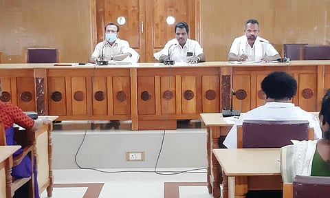 குமரி மாவட்டத்தில் கட்டுமான பொருட்கள் தேக்கம் இன்றி கிடைக்க நடவடிக்கை எடுக்க வேண்டும் - மாவட்ட பஞ்சாயத்து கூட்டத்தில் வலியுறுத்தல்