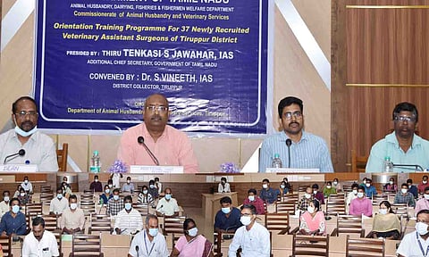 கூட்டத்தில் கால்நடை பராமரிப்பு துறை கூடுதல் தலைமைச்செயலாளா் தென்காசி சு.ஜவஹா் பேசிய காட்சி. அருகில் கலெக்டர் வினீத் மற்றும் அதிகாரிகள் உள்ளனர். 