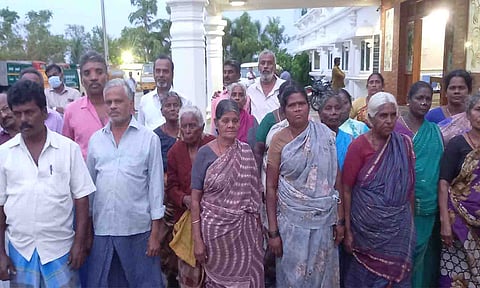 முற்றுகையிட்ட வியாபாரிகள். 