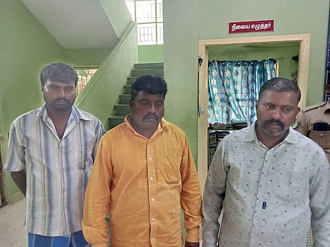 கைதான அண்ணன்-தம்பிகளை படத்தில் காணலாம். 