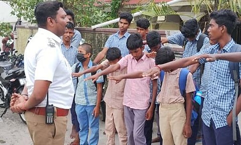 பஸ் படிக்கட்டில் தொங்கி செல்லும் மாணவர்களை போலீசார் உறுதிமொழி எடுக்க வைத்தார். 