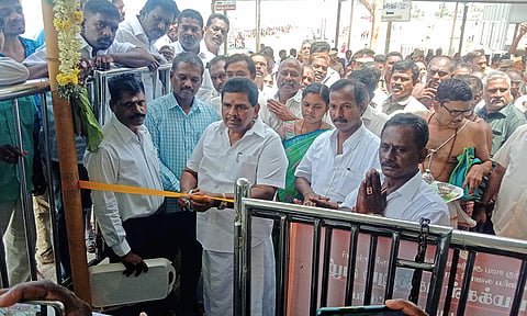 மூத்த குடிமக்களுக்கான தனி பாதையை அமைச்சர் அனிதா ராதாகிருஷ்ணன் திறந்து வைத்த காட்சி.