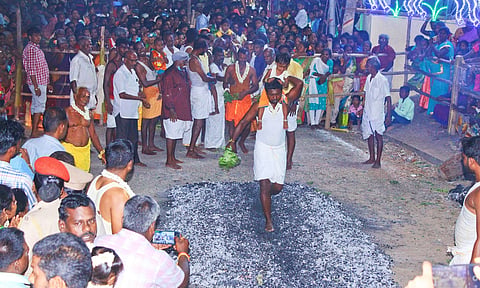 திரவுபதியம்மன் கோவிலில் தீமிதி திருவிழா நடந்த காட்சி.