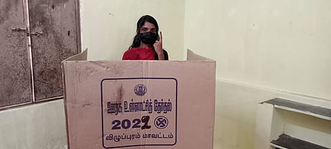 இடைத்தேர்தலில் இளம்பெண் வாக்களித்த காட்சி. 
